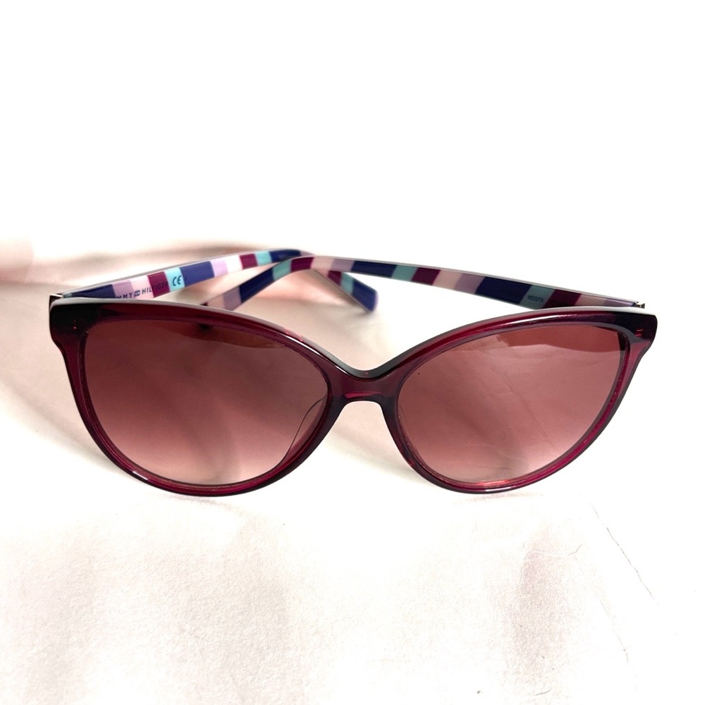 Tommy Hilfiger TH 1670/S women's cat-eye model in the "Cherry" colorway.